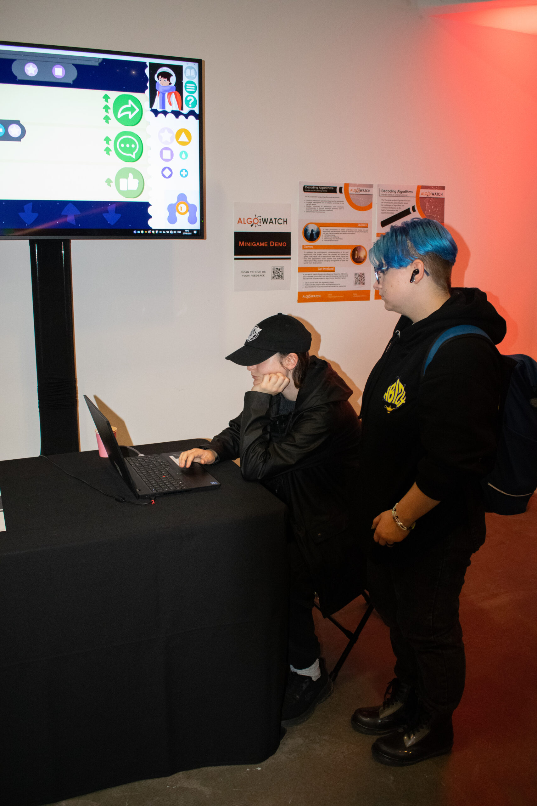 teens at European Researchers Night interacting with the Algowatch game