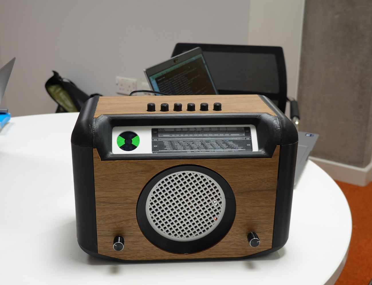 A modern take on a vintage valve radio